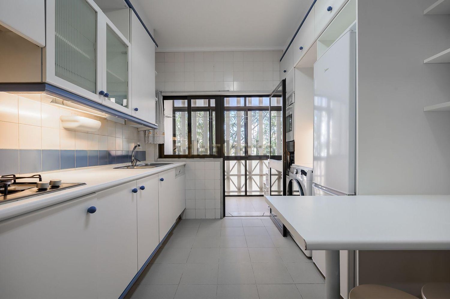 出租公寓 t2在Alameda António Sérgio, 4 - 厨房