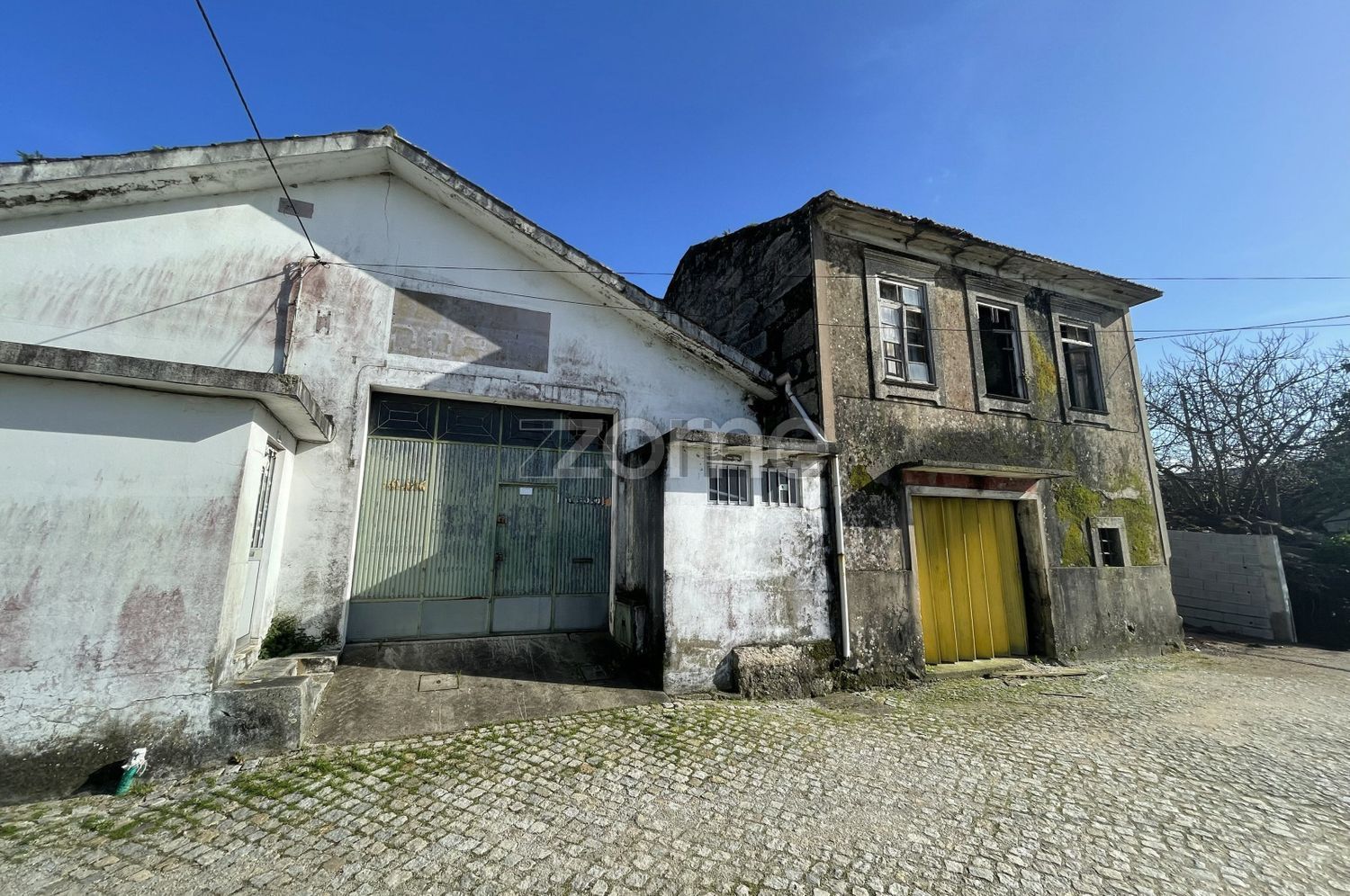 小楼房或独栋别墅出售在Travessa de Tráz, 70 - 外立面
