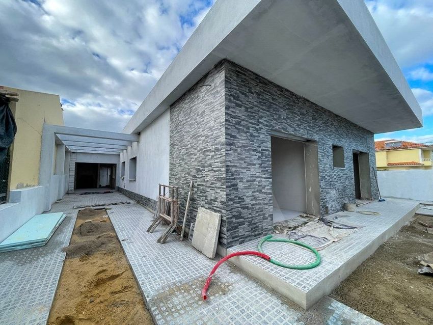 小楼房或独栋别墅出售在Rua Almada Negreiros
