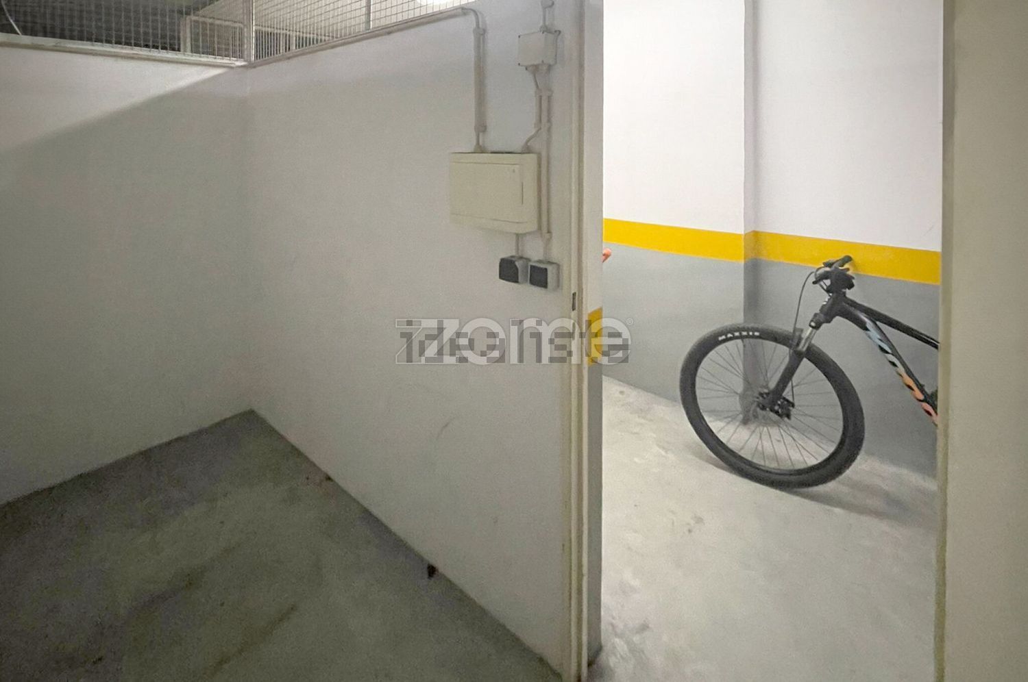 出租公寓 t4在Avenida do Parque, 401 - 仓库