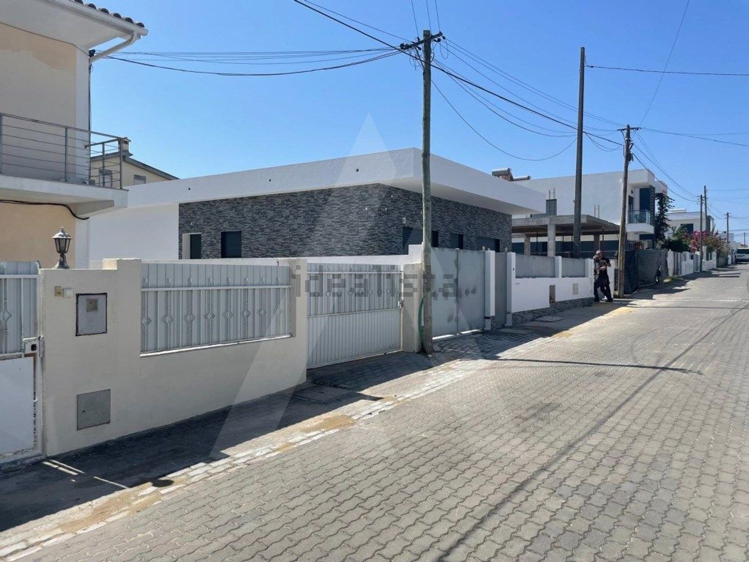 小楼房或独栋别墅出售在Rua Almada Negreiros - 外立面