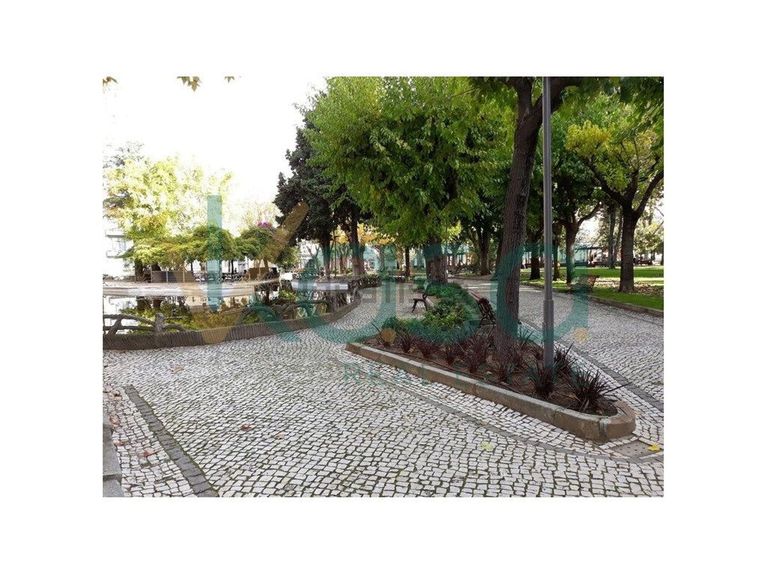小楼房或独栋别墅出售在 Barreiro - 花园